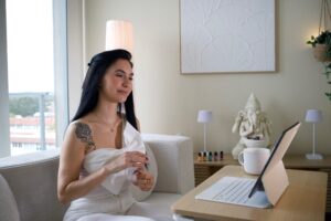 Dana Piuga em consulta online de terapia intuitiva e energética em Sydney